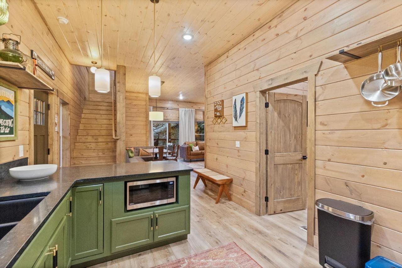 Mins To Gburg Sleeps 8 Hot Tub Arcade Area Pool Chalet *